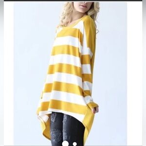 Wonderland by Orange. “Oversized” white/mustard colored striped top. Size large.